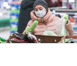 Роспотребнадзор призвал магазины запретить покупателям взвешивать продукты