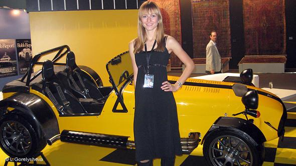 Лиза Горелышева на фоне выставочного автомобиля