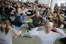Шри Шри Рави Шанкар проводит занятие йогой в павильоне в "Ленэкспо" в Петербурге.<br />
                (Фото: Trend) 