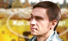 Владимир Романенко на фоне обложки своей первой книги