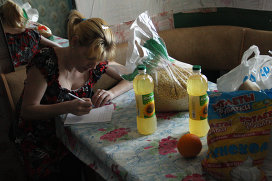 Светлана Кудрявцева заполняет расписку в получении продуктов от фонда "Возрождение" Светлана Кудрявцева заполняет расписку в получении продуктов от фонда "Возрождение"