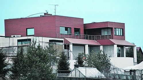 Дом Ивана Урганта. С террасы открывается вид на леса и поля. Теплица на фото - соседская.