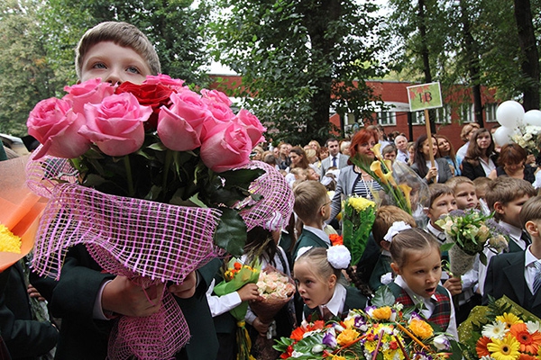 <br />
<p />По словам исполнительного директора салона Flowers Fusion Людмилы Амельхиной, 31 августа и 1 сентября выручка флористических салонов увеличивается в среднем в 3 раза. 70% всех покупок составляют небольшие букеты до 2500 рублей. Растут продажи горшочных растений. «До кризиса выручка увеличивалась в 4 раза: многие родители могли позволить себе цветы достойного качества. Но в 2010 году салоны понесли убытки: заказали больше цветов, чем смогли продать», — вспоминает Людмила.<br />
