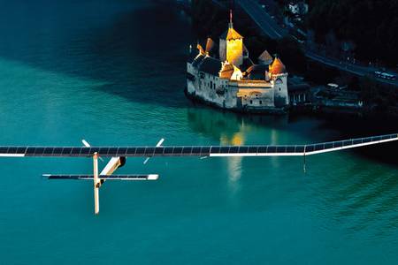 Летающий сегодня самолет Solar Impulse имеет размах крыльев как у аэробуса А340, а весит всего 1600 кг, то есть как семейный автомобиль expert_823_049.jpg Фото: предоставлено компанией Solar Impulse Летающий сегодня самолет Solar Impulse имеет размах крыльев как у аэробуса А340, а весит всего 1600 кг, то есть как семейный автомобиль expert_823_049.jpg Фото: предоставлено компанией Solar Impulse