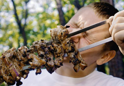 Этим летом шашлыки на пляжах "кусаются". Фото: ИТАР-ТАСС