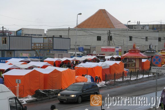 Это - легальные палатки у метро 